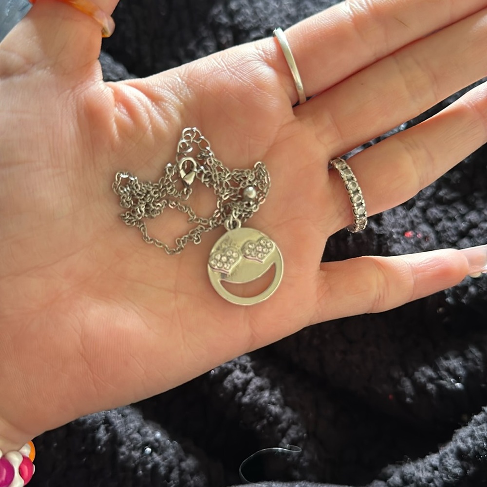 Brand new necklace i never wore it, it was just taken out packing